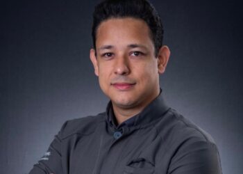 Especialista Adriano Medrado explica todo sobre Lentes de Contato Dental: qué son, tipos de materiales, durabilidad y fabricación