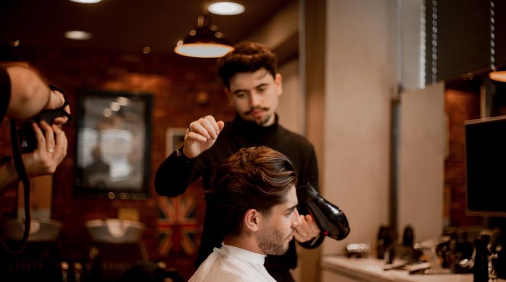 Marcony: Barbero Brasileño revoluciona la barbería con un corte de 2.000 reales