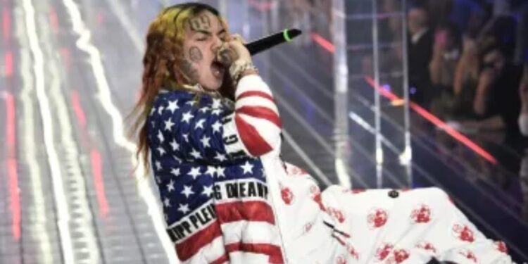 Tekashi 69 presume que fue Anuel AA el responsable de su expulsión de Puerto Rico