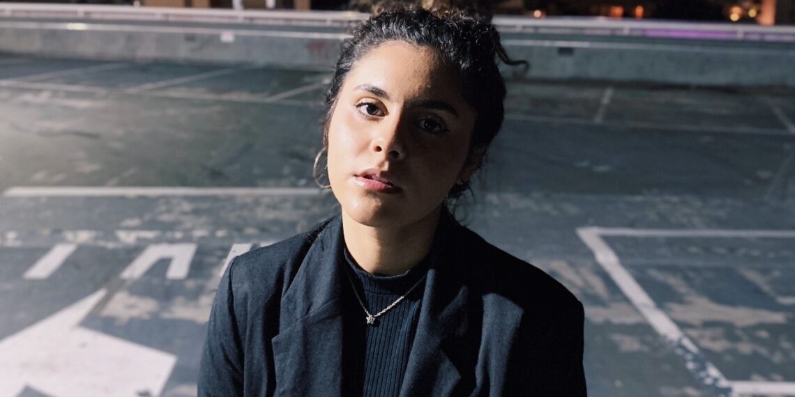Cantante brasileña Lelê Azevedo entrega versatilidad y sensualidad en su nuevo sencillo «Droga do Amor»