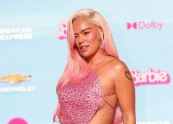 Karol G luce ardiente al posar en un sensual vestido plateado