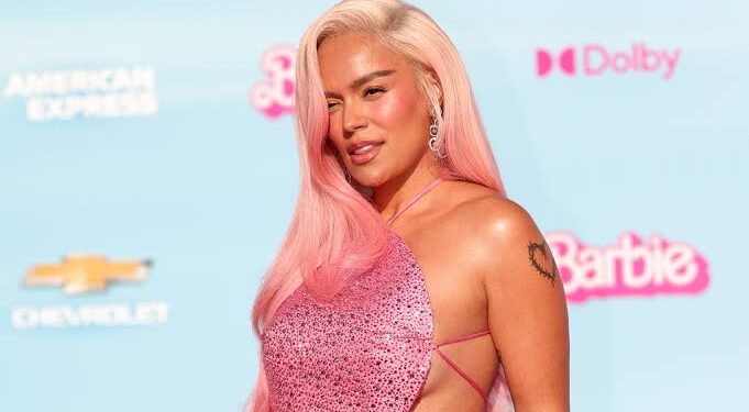 Karol G luce ardiente al posar en un sensual vestido plateado