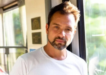 El argentino Germán Barceló es el artista detrás de «Hoy te invito a ser feliz»: canción destacada de la serie de TV «Cómo La Vida Misma»