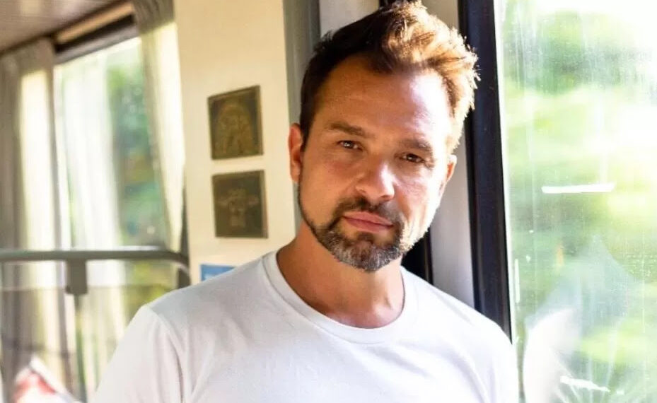 El argentino Germán Barceló es el artista detrás de «Hoy te invito a ser feliz»: canción destacada de la serie de TV «Cómo La Vida Misma»