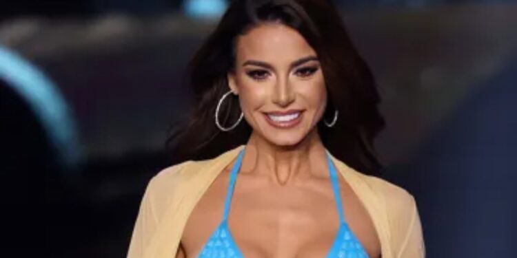 Potro Caballero se cansa de Julia Gama en ‘Los 50’ y la tilda de ‘Miss Esquizofrenia’