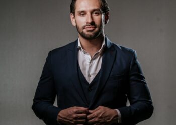 Es inadmisible ver el cansancio como algo normal», advierte el médico integral Dr. Enrique Lora.