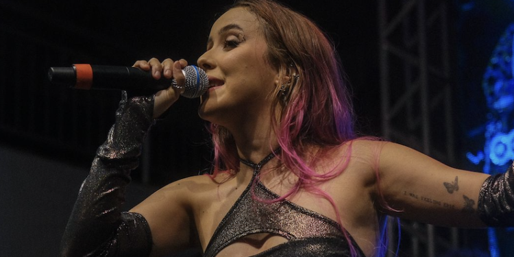 La cantante brasileña Duda Ruas estrena su primer sencillo original, «Sintonia»