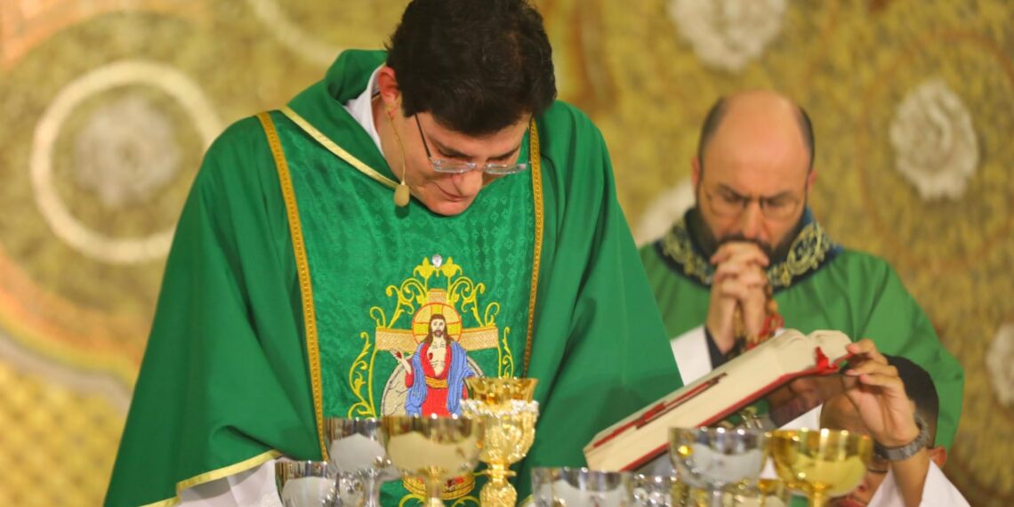 Padre Reginaldo Manzotti llora al decir misa y agradece las oraciones