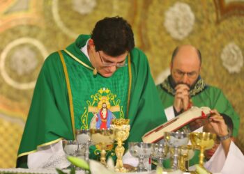 Padre Reginaldo Manzotti llora al decir misa y agradece las oraciones
