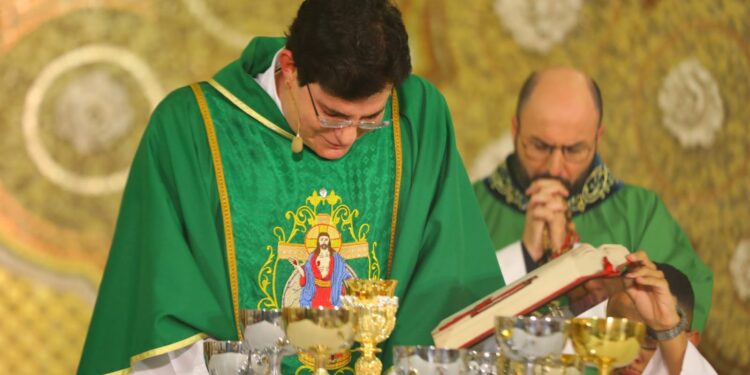 Padre Reginaldo Manzotti llora al decir misa y agradece las oraciones