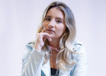 Clara Levy quiere divertir al público con las «reglas del coqueteo» en su nuevo sencillo «Ô Seu Cupido»