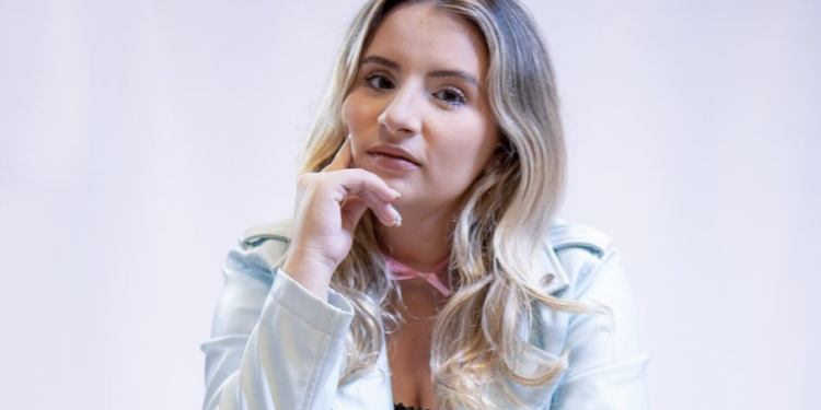 Clara Levy quiere divertir al público con las «reglas del coqueteo» en su nuevo sencillo «Ô Seu Cupido»