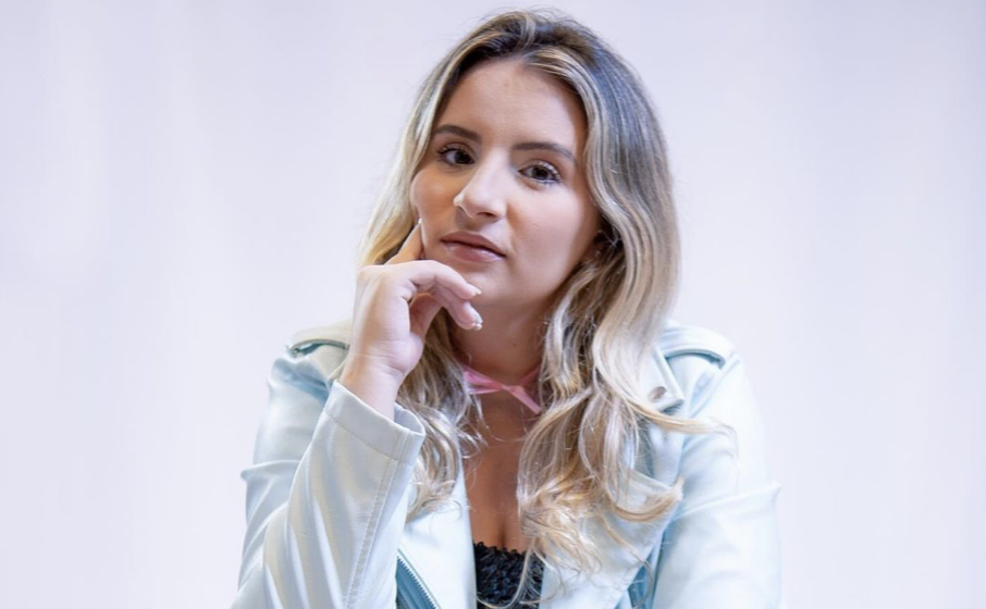 Clara Levy quiere divertir al público con las «reglas del coqueteo» en su nuevo sencillo «Ô Seu Cupido»