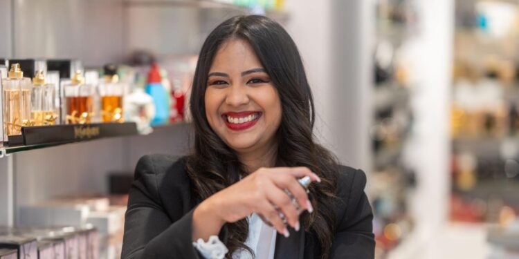 Perfumería francesa tiene éxito con turistas latinos desde hace más de 70 años
