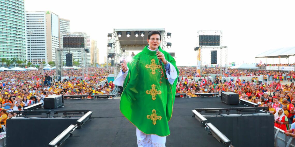 Mar de fieles llena el Aterro da Praia de Iracema en la XVII Evangelización É Preciso Fortaleza