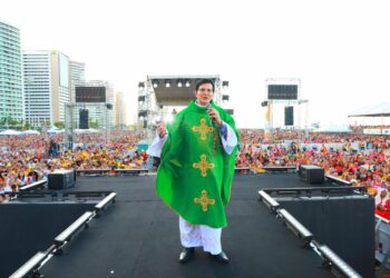 Mar de fieles llena el Aterro da Praia de Iracema en la XVII Evangelización É Preciso Fortaleza