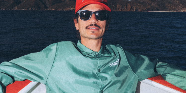 Caloncho anuncia su disco ‘Vivo En El Tiempo’: un nuevo capítulo atemporal que abre una etapa más luminosa, libre y expansiva